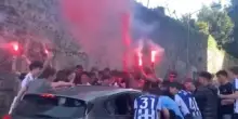 Debutta in prima squadra, l'accoglienza degli amici &egrave; da 'eroe'. VIDEO