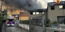 Acireale, vasto incendio ad Aci S. Antonio in un deposito
