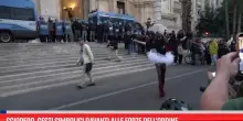 Sciopero, gesti simbolici davanti alle forze dell'ordine
