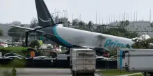 Usa, aereo Boeing 767 cargo di Amazon in fiamme all&rsquo;aeroporto di Miami