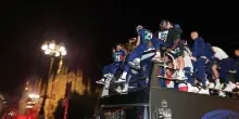 Inter, la squadra arriva in Duomo e abbraccia i tifosi