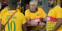 Ancelotti &egrave; al Carnevale: il cantante gli chiede di Neymar, la sua reazione. VIDEO