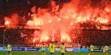 Fumogeni e fuochi d'artificio nello spettacolare derby della Bassa Sassonia