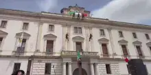 2 giugno, Arisa canta l'Inno con il cappello da bersagliera