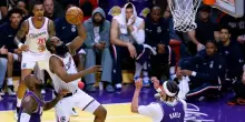 Hayes rovina il piano di Harden e Gueye salta sopra tutta Washington. VIDEO
