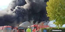 Vicenza, incendio alla Deroma di Malo: colonna di fumo alta 100 metri visibile da km