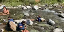 Cagliari, bagno nel torrente per i giocatori in ritiro