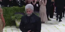 Bad Bunny sfila sul Met Gala carpet