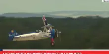 A 97 anni batte il suo record di volo sull'ala di un aereo