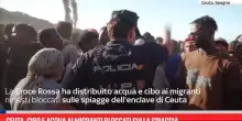 Ceuta, cibo e acqua ai migranti bloccati sulla spiaggia
