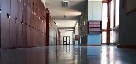 Abusi su otto alunne, misura cautelare per un collaboratore scolastico