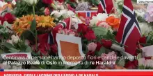 Norvegia, fiori e lacrime per l'addio a re Harald