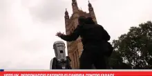 Voto UK, personaggio satirico si candida contro Farage