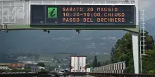 Brennero preso d'assalto prima della chiusura, lunghe code in Austria