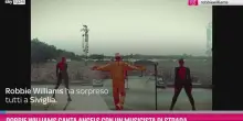 Robbie Williams canta Angels con un musicista di strada