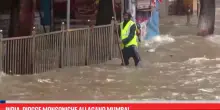 India, piogge monsoniche allagano Mumbai