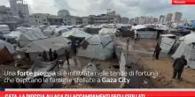Gaza, la pioggia allaga gli accampamenti degli sfollati