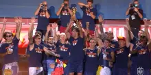 Spagna, Rodri alza la Coppa del Mondo al cielo di Madrid