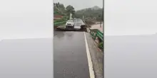 Alluvione in Cina, cede un ponte: l'auto finisce nel fiume