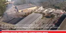 Bari, vasto incendio in un'azienda di stoccaggio rifiuti