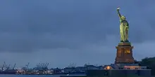 New York, imbarcazione si ribalta nel porto: morti bimbo e una donna