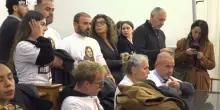 Omicidio Ilaria Sula, Mark Samson in aula non alza lo sguardo