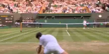 Che rischio per Djokovic: brutta caduta in spaccata sul match point. VIDEO