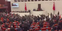 Turchia, rissa in Parlamento tra deputati durante dibattito