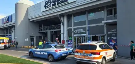 Donna accoltellata fuori da centro commerciale nel Bresciano, un fermo