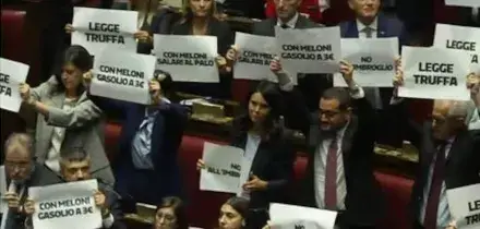 Legge elettorale approvata, i cartelli dell'opposizione: 'Una truffa'