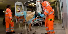 Su scooter rubato si scontra con un'auto a Milano, gamba amputata