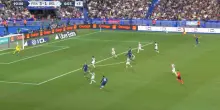 Dou&eacute;, che eleganza! Stop di tacco e assist a Olise