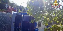 Formia, autobus fuori strada: un morto e due feriti