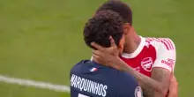 Marquinhos abbraccia Gabriel dopo il rigore sbagliato