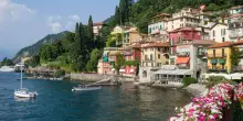 Varenna, multe salate ai turisti in costume o a torso nudo