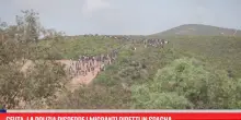 Ceuta, la polizia disperde i migranti diretti in Spagna
