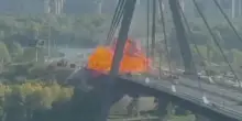 Kiev, colpito il Ponte Nord: il video dell'attacco