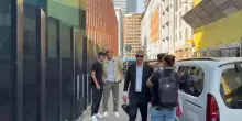 Pio Esposito arriva in sede per il rinnovo