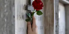 Tagliavano salme per svuotare loculi nei cimiteri di Roma, licenziati