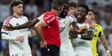 FURIOSO. Vinicius perde la testa in Real-Villarreal: tirata di capelli e rosso