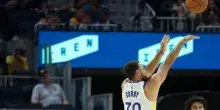 Curry ricomincia da un numero alla Curry: tiro senza equilibrio e fallo subito. VIDEO