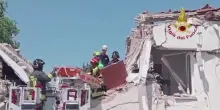 Crolla palazzina nell'Anconetano, estratto un uomo vivo