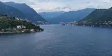 Salva figli caduti in acqua: uomo disperso nel lago di Como