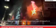 Pakistan, incendio in centro commerciale: vittime e feriti