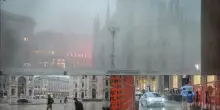 Milano, pioggia e forte vento: Piazza Duomo durante il nubifragio