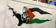 La street artist Laika dipinge le navi della Global Sumud Flotilla