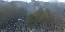 Proteste Francia, feriti e decine di negozi distrutti