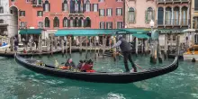 Venezia, lancione in avaria rovescia una gondola. Nove feriti lievi