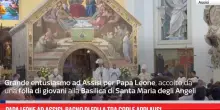 Papa Leone ad Assisi, bagno di folla tra cori e applausi