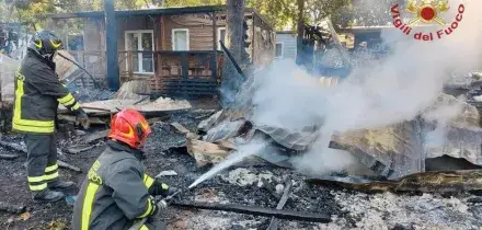 Vasto incendio in un camping a Peschiera del Garda, diversi feriti